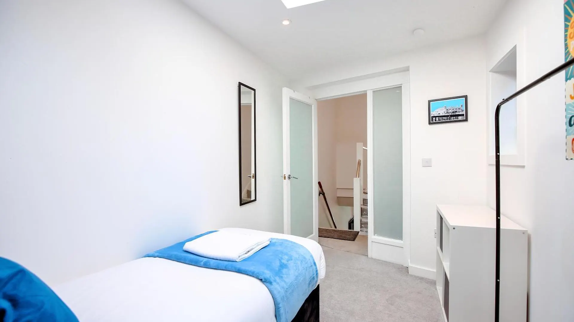 Three Bedroom House By Peacegrove Homes Short Lets & Serviced Accommodation Brighton With Free Wifi & Pet Friendly Apartment