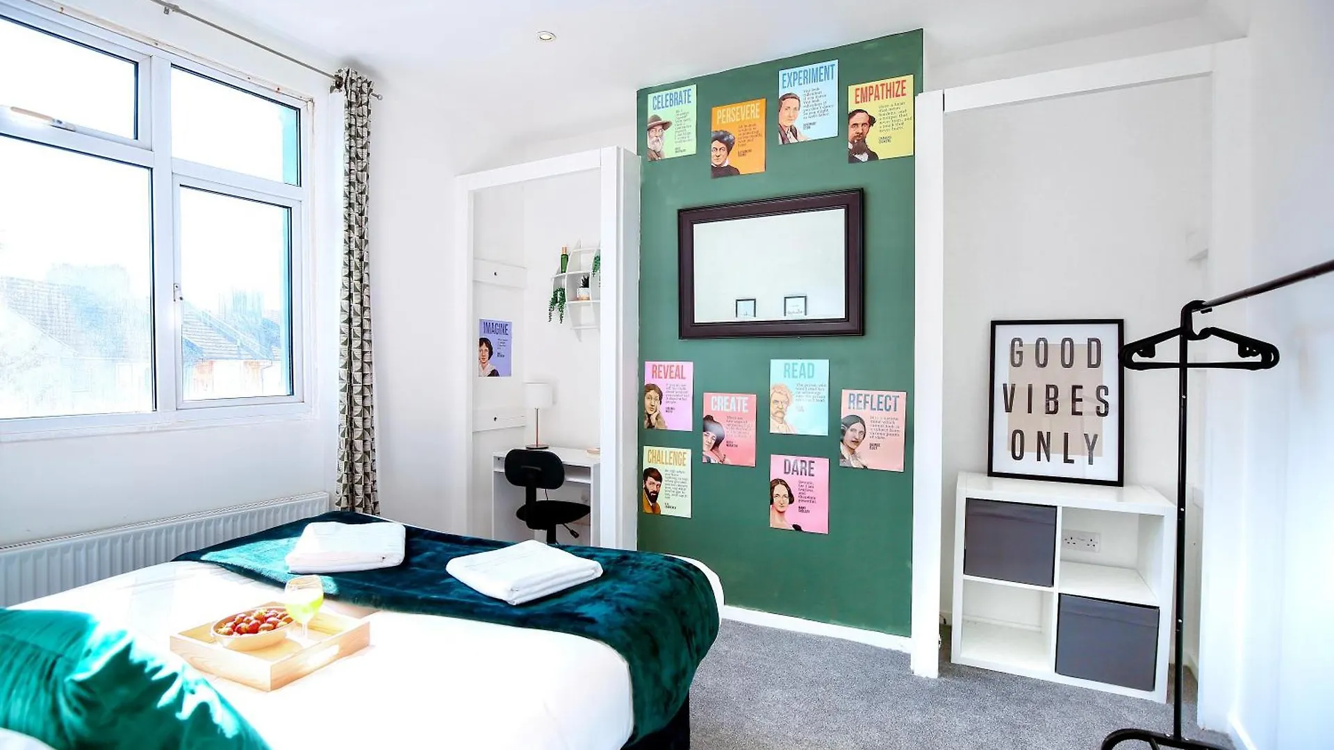 Three Bedroom House By Peacegrove Homes Short Lets & Serviced Accommodation Brighton With Free Wifi & Pet Friendly 0*,  United Kingdom